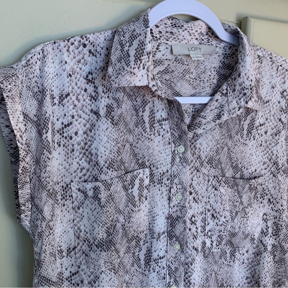 Loft Womens snake print short sleeve button up top Size small sleeveless blouse - Picture 4 of 11